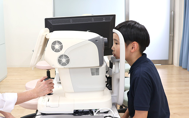 眼軸長測定器で近視進行抑制の効果を測定