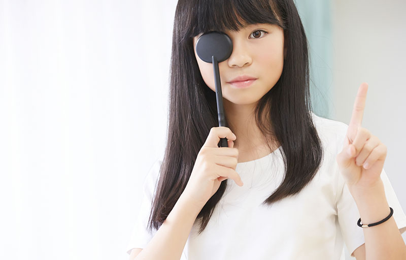 お子さまの「見える」を守る近視進行抑制治療
